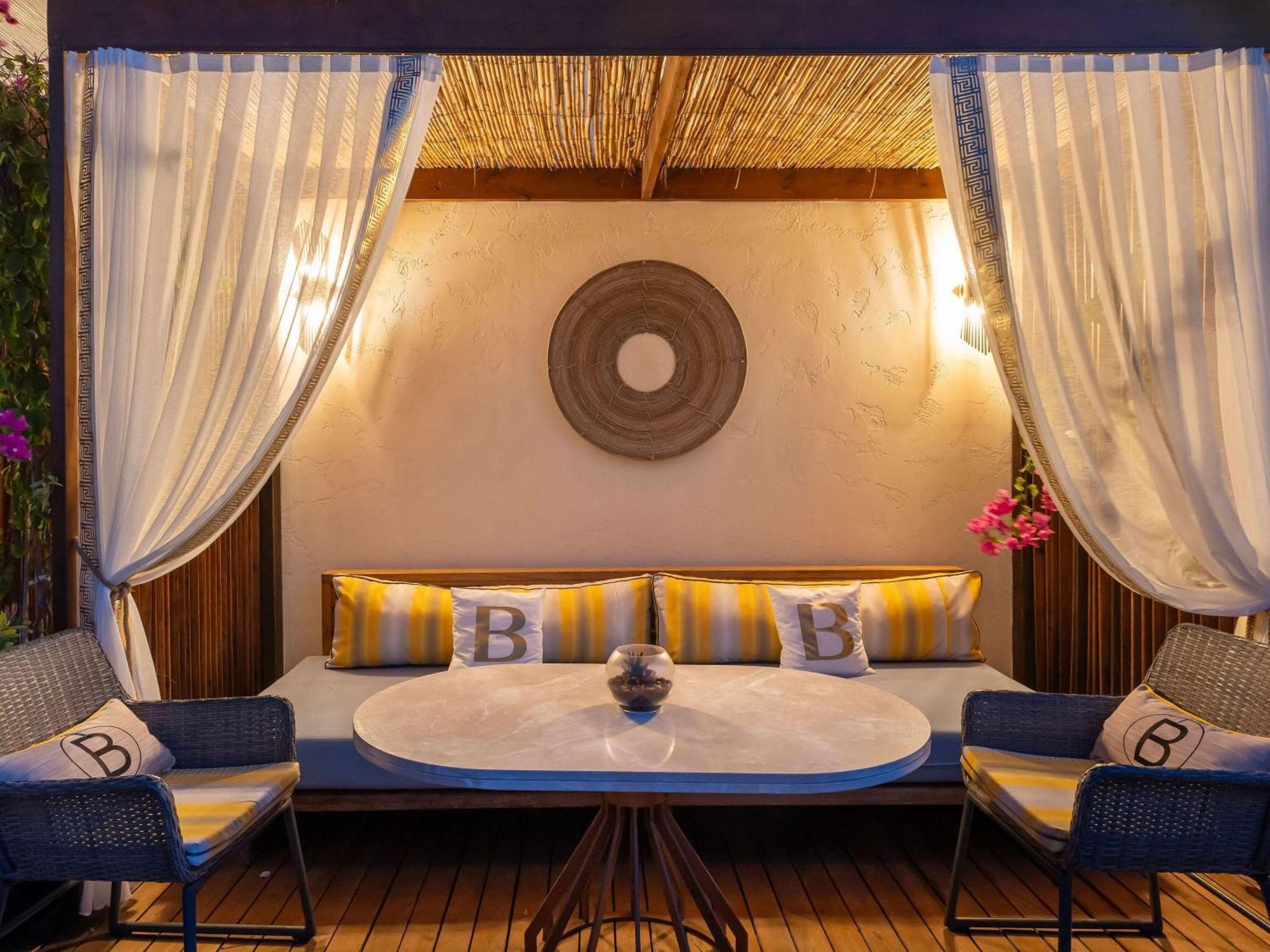 Swissotel Living Отель